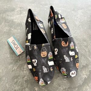 TOMS slip-on shoes Halloween print pumpkins, black cats, and skulls size 6.5 new